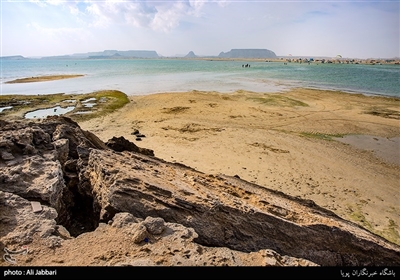 در کنار صخره های جزایر ناز، ، می توانیدجزیره ی لارک و جزیره ی هرمز را نظاره کنید و از تماشای غروب زیبا و دل انگیز جزیره فارس نیز لذت ببرید.