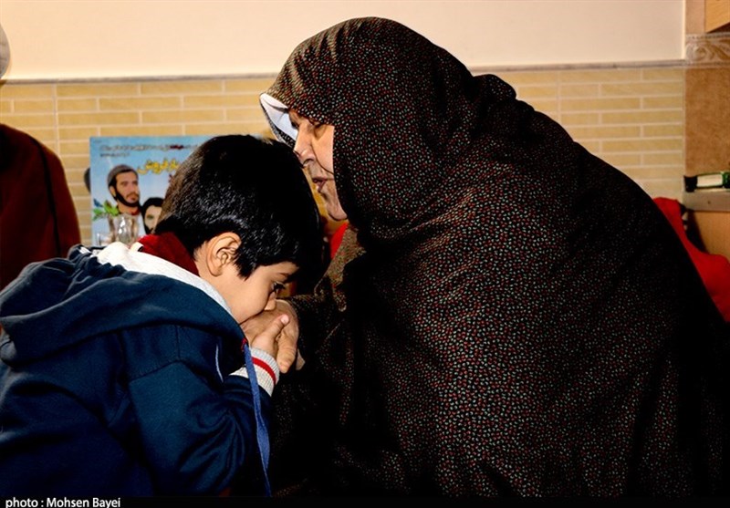 دست بوسی مادر شهیدان بارفروش به‌ مناسبت روز مادر در کاشان+تصاویر