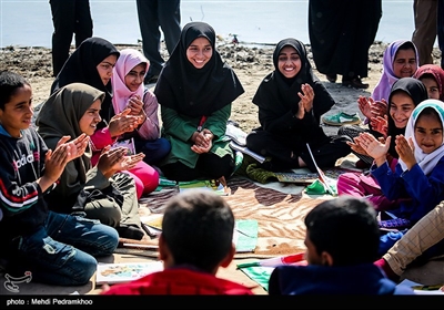 اولین کتابخانه سیار شناور کانون پرورش فکری خوزستان در راستای خدمت‌رسانی به کودکان و نوجوانان روستاهای مجاور تالاب شادگان راه‌اندازی شد.