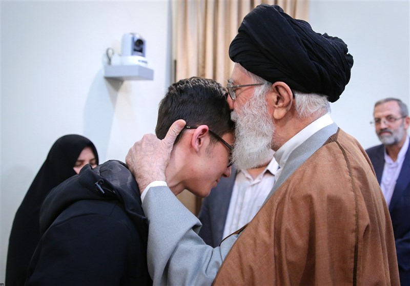 قائد الثورة الاسلامیة یکرّم لاعب شطرنج ایرانی امتنع عن خوض لقاء مع لاعب صهیونی