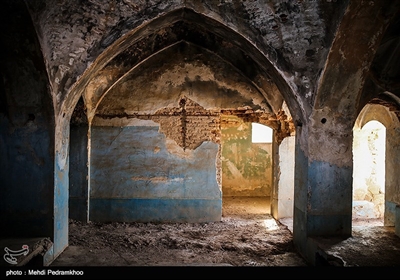 حمام قدیمی شهر نفت سفید که قدمت آن به دوران قاجاریه می رسد به علت عدم توجه در حال تخریب است.