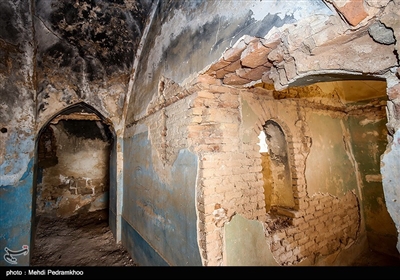 حمام قدیمی شهر نفت سفید که قدمت آن به دوران قاجاریه می رسد به علت عدم توجه در حال تخریب است.