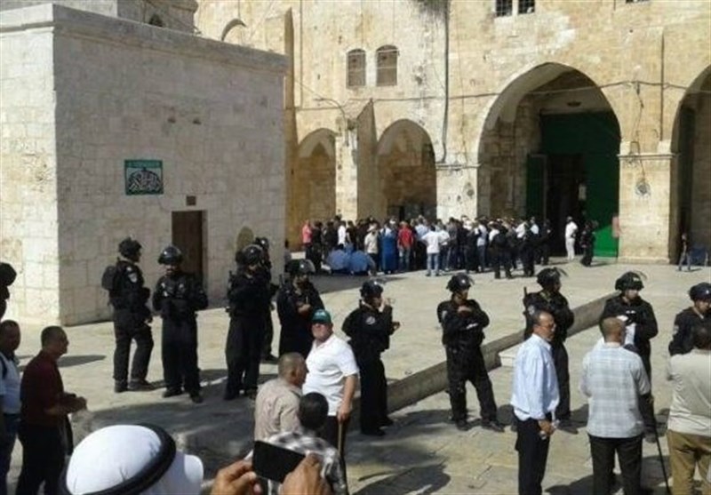 یورش وحشیانه نظامیان صهیونیست به نمازگزاران فلسطینی در مسجد الاقصی