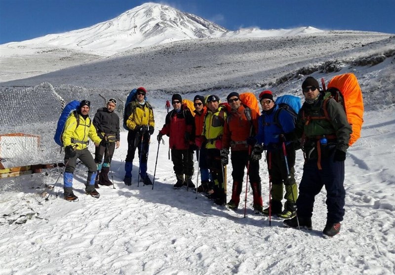 صعود زمستانی کوهنوردان ارتش به قله دماوند