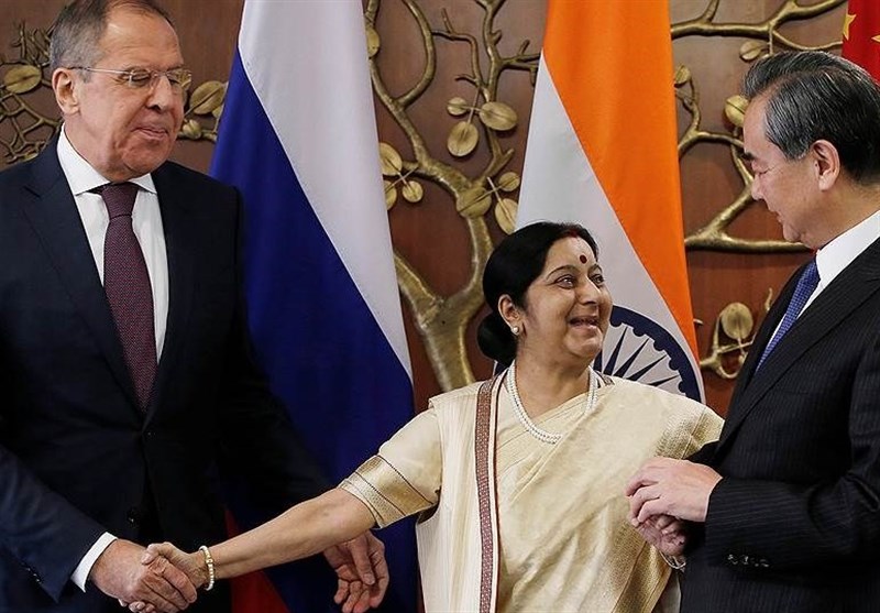 تاکید لاوروف بر نقش روسیه، چین و هند در حل بحران‌های جهانی