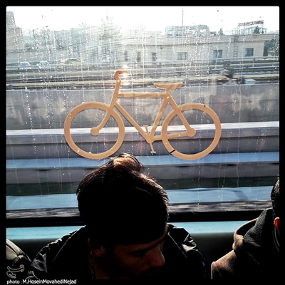 استفاده از مترو و دوچرخه از جمله مواردی است که به هوای پاک شهر کمک میکند.