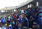 حاشیه دیدار فولاد - استقلال| ورزشگاه در تسخیر استقلالی‌ها و شعار علیه فردوسی‌پور