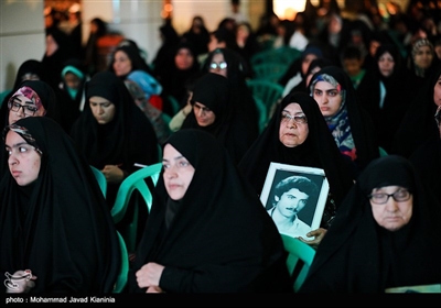 در این مراسم حجت‌الاسلام والمسلمین حسن علیدادی‌سلیمانی نماینده ولی‌فقیه در استان و امام جمعه کرمان، فدایی استاندار کرمان، نمایندگان مردم استان کرمان در مجلس شورای اسلامی، فرماندهان نظامی و انتظامی استان، خانواده‌های معظم شهدای استان، حضور پرشور جوانان و اقشار مختلف مردم از سراسر استان کرمان نیز حضور داشتند.