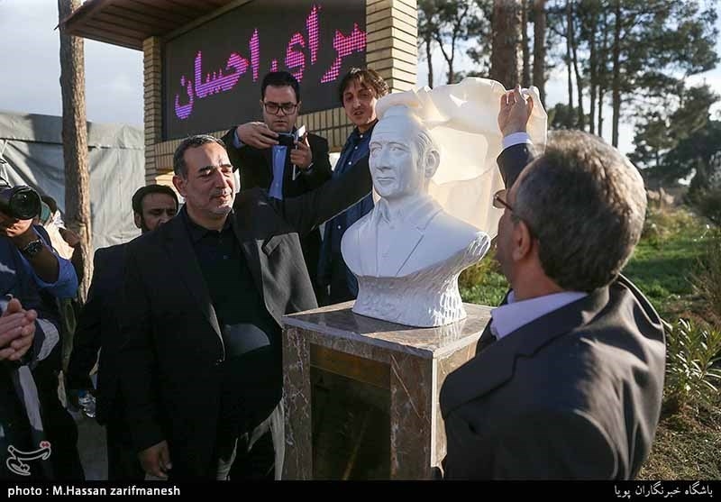 رونمایی از مجسمه مرحوم حاج احمد طاهباز موسس و خیّر سرای احسان توسط انوشیروان محسنی بندپی استاندار تهران