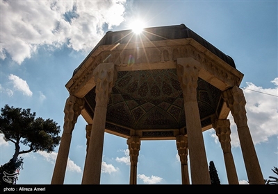 مقبرة الشاعر حافظ الشيرازي في شيراز 