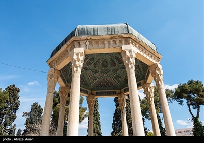 مقبرة الشاعر حافظ الشيرازي في شيراز 