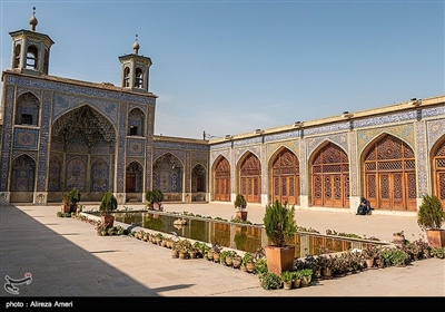  این مسجد درشیراز، محله گودعربان، در جنوب خیابان لطفعلی خان زند و در نزدیکی شاهچراغ و در کوچهٔ نصیر الملک است. 
