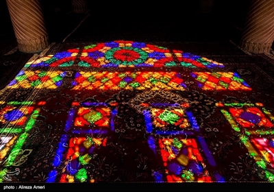 . این مسجد زیباترین مسجد شیرازاست. تماشای آن با شیشه های رنگی، طاق های بلند و کاشیکاری های زیبایش، یکی از آرزوهای هر جهانگردی به حساب بیاید. 