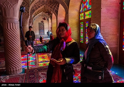 در نزدیکی شاه چراغ، یکی از مشهورترین ساختمان‌های شیراز یعنی مسجد نصیرالملک که به «مسجد صورتی» نیز معروف است، قرار دارد