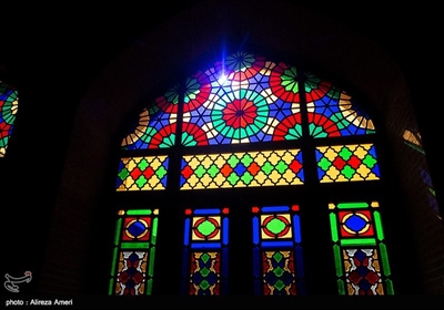 در نزدیکی شاه چراغ، یکی از مشهورترین ساختمان‌های شیراز یعنی مسجد نصیرالملک که به «مسجد صورتی» نیز معروف است