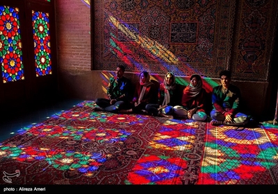 در نزدیکی شاه چراغ، یکی از مشهورترین ساختمان‌های شیراز یعنی مسجد نصیرالملک که به «مسجد صورتی» نیز معروف است