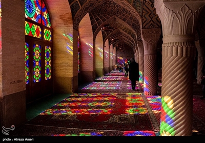 . این مسجد زیباترین مسجد شیرازاست. تماشای آن با شیشه های رنگی، طاق های بلند و کاشیکاری های زیبایش، یکی از آرزوهای هر جهانگردی به حساب بیاید. 