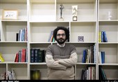 امین عظیمی: در پیشخوان تئاتر ایران دست تنها بودیم