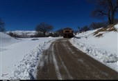 برف‌روبی محورهای شهرستان رومشکان؛ 4اکیپ راهداری در آماده‌باش است