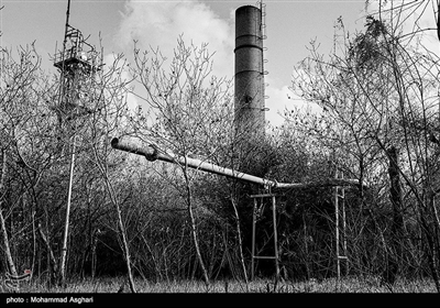 . شهر مسجد سلیمان. استان خوزستان. منطقه بیبیان، اولین پالایشگاه و کارخانه گوگرد که در دهه 60 بر اثر بمباران راکت های عراقی در جنگ از بین رفته است و غیر قابل استفاده شده است.