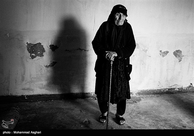 روستای چگارمان. شهرستان اندیکا. استان خوزستان. پره گل کاظمی 90 ساله مادر شهید علی کاظمی. چشمان پره گل بر اثر گریه بسیار برای فرزندش کم سو شده و چشم چپش را از دست داده است.