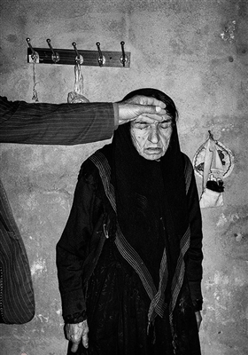 روستای مافی گر. شهرستان اندیکا . استان خوزستان. پریزاد جلیلی 91 ساله مادر شهید طهماسب کریمپور. مادر شهید کریمپور کر است و تنهایی زندگی میکند. و در انتظار جسد شهید طهماسب است.