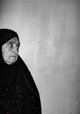 روستای قاسم آباد. شهرستان اندیکا. استان خوزستان. مادر شهید نجفقلی حسین پور ،مابیقون صفا پور 85 ساله .