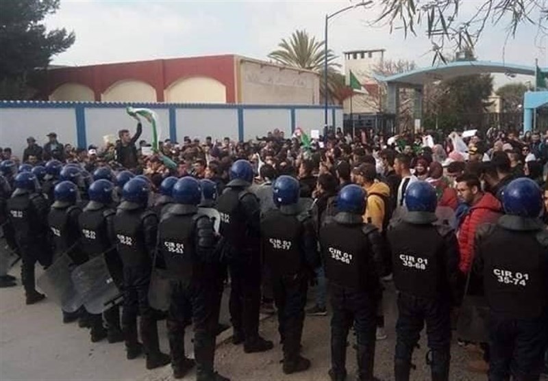 الجزایری‌ها با تظاهرات و نافرمانی مدنی از نامزدی بوتفلیقه استقبال کردند