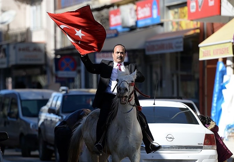 تبلیغات یک نامزد انتخابات با اسب و پرچم در ترکیه