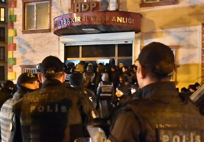حمله پلیس به ساختمان حزب دموکراتیک خلق‌ها در دیاربکر
