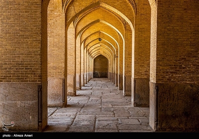 حیاط اندرونی در میان شاه‌نشین و ایوان‌های کوچک محصور شده است. شبستان مسجد به‌شکلی شگفت‌انگیز از طاق‌های یک‌اندازه‌ی ۷۵ در ۳۵ متری تشکیل شده است. 