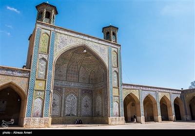 مسجد وکیل شیراز یکی از بناهای تاریخی برجای‌ مانده از دوران حکومت زندیه است که به دلیل معماری و نوع ساخت، از جمله بناهای ارزشمند و مهم محسوب می‌شود.