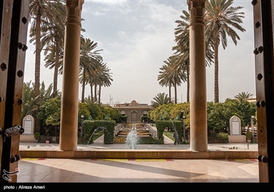 این باغ، بخشی از عمارت اعیانی محمدعلی‌خان قوام‌الملک، از ثروتمندان شیراز در دوره‌ی قاجار بوده است. ورودی عمارت مرکزی که به عمارت قوام معروف است، به‌شکل قرینه طراحی شده است و به اتاق‌هایی با کاشی‌کاری‌های ظریف، تابلوهای منبت‌کاری‌شده و پنجره‌هایی با شیشه‌های رنگی منتهی می‌شود. 
