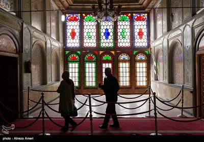 این باغ، بخشی از عمارت اعیانی محمدعلی‌خان قوام‌الملک، از ثروتمندان شیراز در دوره‌ی قاجار بوده است. ورودی عمارت مرکزی که به عمارت قوام معروف است، به‌شکل قرینه طراحی شده است و به اتاق‌هایی با کاشی‌کاری‌های ظریف، تابلوهای منبت‌کاری‌شده و پنجره‌هایی با شیشه‌های رنگی منتهی می‌شود. 