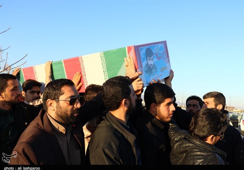 پیکر پاک شهید مدافع حرم«قنبریان» بر روی شانه‌های مردم سمنان تشییع شد
