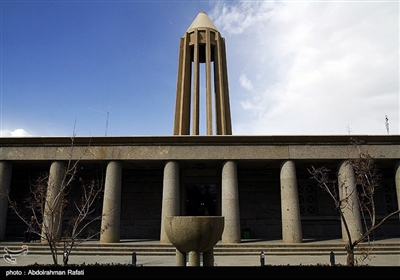 مقبرة ابن سینا فی مدینة همدان