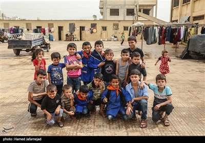 آوارگان سوری در کمپ آوارگان مستقر در مدرسه ای حومه شهر حما سوریه