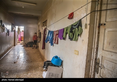 آوارگان سوری در کمپ آوارگان مستقر در مدرسه ای حومه شهر حما سوریه