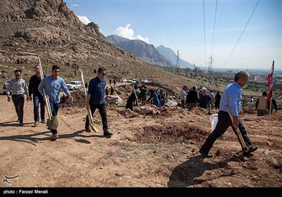 روز درختکاری و آغاز هفته منابع طبیعی امروز با حضور استاندار کرمانشاه در محوطه بیمارستان امام رضا (ع) برگزار شد.