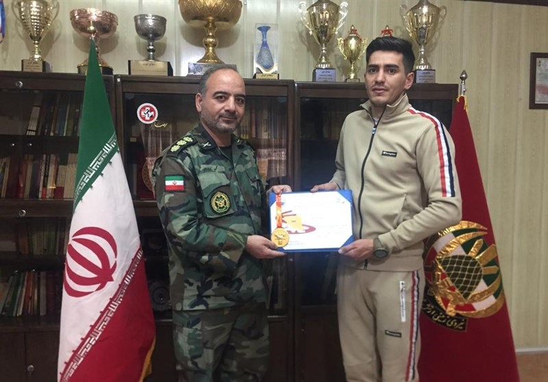 تقدیر از قهرمان مسابقات دوومیدانی تهران در تربیت بدنی نزاجا