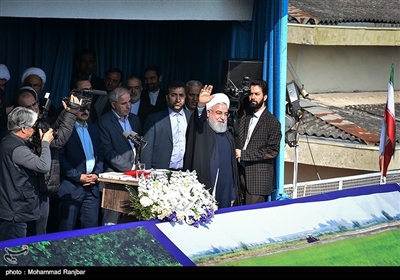 حسن روحانی رئیس‌جمهور کشورمان در سفر دو روزه خود به استان گیلان، با حضور در ورزشگاه تختی شهرستان لاهیجان، با مردم استان گیلان دیدار کرد