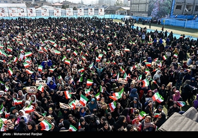 حسن روحانی رئیس‌جمهور کشورمان در سفر دو روزه خود به استان گیلان، با حضور در ورزشگاه تختی شهرستان لاهیجان، با مردم استان گیلان دیدار کرد