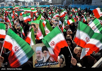 سفر حسن روحانی رئیس‌جمهور کشورمان در سفر دو روزه خود به استان گیلان، با حضور در ورزشگاه تختی شهرستان لاهیجان، با مردم استان گیلان دیدار کردروحانی رییس جمهور به گیلان 