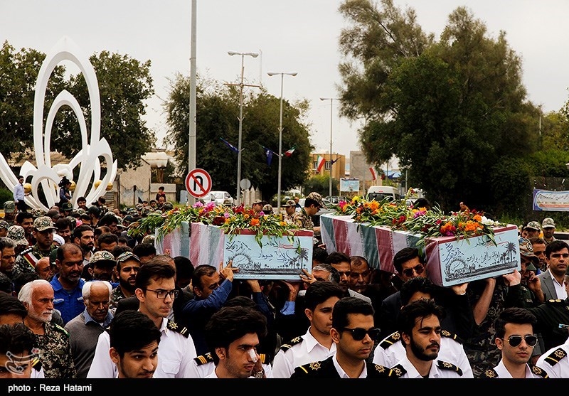 پیکر پاک 3 شهید گمنام بر روی دستان مردم بوشهر تشییع شد