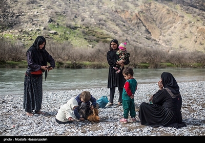 این کمک ها شامل وسایل اولیه زندگی مثل وسایل گرمایشی مواد غدایی برنج روغن و... میباشد گاها برای کودکان نیز کفش و لباس نیز تهیه و بین انها تقسیم میشود 