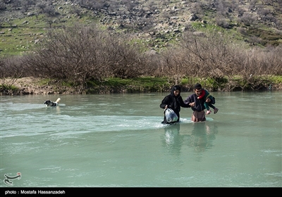 مردم این روستا برای دریافت این کمک ها به دلیل نبودن پل ارتباطی مجبورند که از رودخانه عبور کنند.