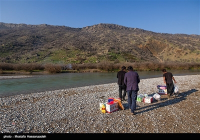 این کمک ها شامل وسایل اولیه زندگی مثل وسایل گرمایشی مواد غدایی برنج روغن و... میباشد گاها برای کودکان نیز کفش و لباس نیز تهیه و بین انها تقسیم میشود 