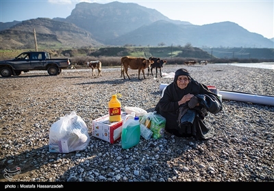 این کمک ها شامل وسایل اولیه زندگی مثل وسایل گرمایشی مواد غدایی برنج روغن و... میباشد گاها برای کودکان نیز کفش و لباس نیز تهیه و بین انها تقسیم میشود