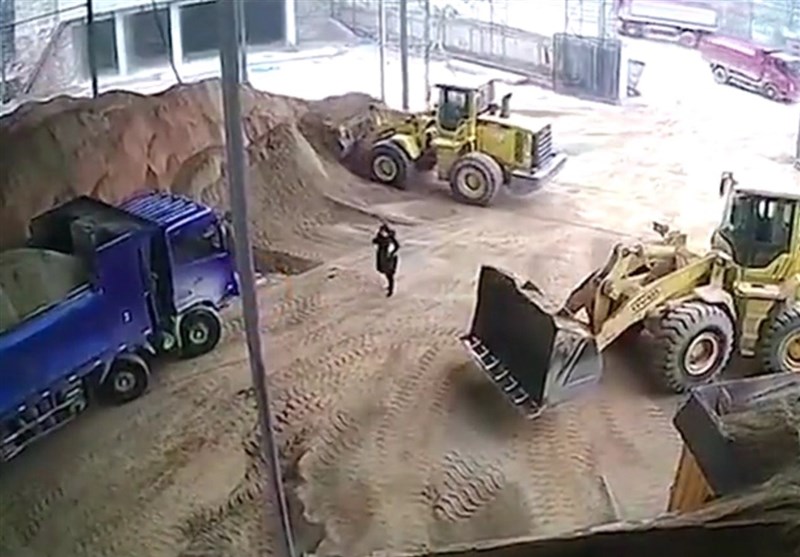 Distracted Digger-Driving Colleague Dumps Factory Worker into Sand Processor (+Video)