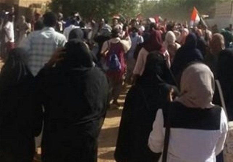 تظاهرات سودانی‌ها علیه عمر البشیر پس از نماز جمعه